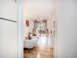 Część wypoczynkowa w obiekcie Castle Harbour Cozy Studio Heated Pool Los Cristianos LoveTenerife