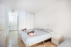 Łóżko lub łóżka w pokoju w obiekcie Castle Harbour Cozy Studio Heated Pool Los Cristianos LoveTenerife