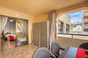 Część wypoczynkowa w obiekcie Castle Harbour Cozy Studio Heated Pool Los Cristianos LoveTenerife