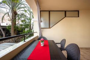 Balkon lub taras w obiekcie Castle Harbour Cozy Studio Heated Pool Los Cristianos LoveTenerife