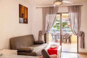 Część wypoczynkowa w obiekcie Castle Harbour Cozy Studio Heated Pool Los Cristianos LoveTenerife