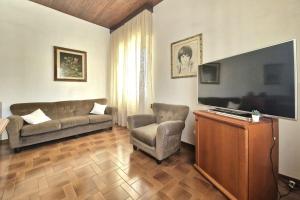 TV a/nebo společenská místnost v ubytování [Pochi Passi dal Mare]Ampia Casa & Cortile privato