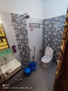 瓦拉納西的住宿－Hotel Prabhat，一间带水槽和卫生间的浴室