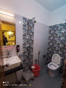 een badkamer met een wastafel en een toilet bij Hotel Prabhat in Varanasi