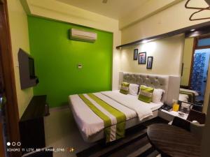 Hotel Prabhat客房内的一张或多张床位