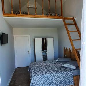 1 dormitorio con litera y escalera en Asil Bungalows Orhaniye, en Orhaniye