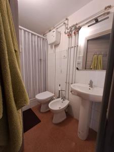 un baño con inodoro y lavabo en AG HOME ADRAGNA, en Catania