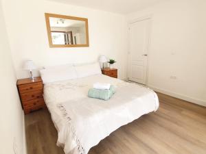 Postel nebo postele na pokoji v ubytování 5 Bedroom Villa with HEATED Pool with breath-taking Sea Views, Walking distances to Shops Restaurants Beach