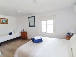 Postel nebo postele na pokoji v ubytování 5 Bedroom Villa with HEATED Pool with breath-taking Sea Views, Walking distances to Shops Restaurants Beach