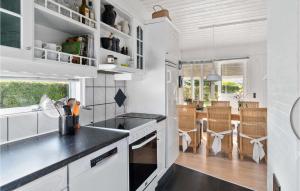 Kuchyň nebo kuchyňský kout v ubytování Amazing Home In Brkop With Wifi And 3 Bedrooms