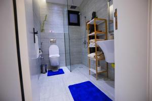 Spacious and Modern Apartment for Rent in Ergah, Riyadh في الرياض: حمام مع مرحاض ومغسلة ودش