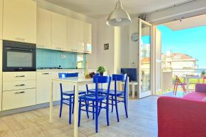 eine Küche und ein Esszimmer mit einem Tisch und Stühlen in der Unterkunft [Gioiello al Mare] Wi-Fi Relax Terrazza Clima in Civitanova Marche