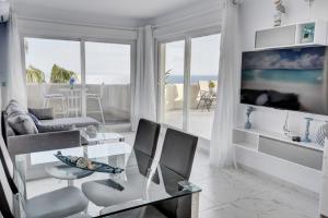 TV a/nebo společenská místnost v ubytování Bil Bil - C&G Benal Beach apartment