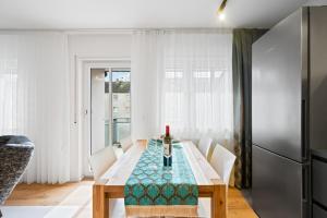 - une salle à manger avec une table et des chaises dans l'établissement Minty Lounge, à Ludwigshafen