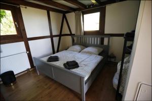 ein Schlafzimmer mit einem Bett mit Handtüchern darauf in der Unterkunft Hof Lillge in Schorfheide