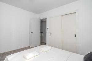 Posteľ alebo postele v izbe v ubytovaní Central flat with pool in Fuengirola by Costarentals - Ref 171