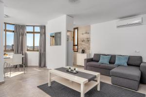 - un salon avec un canapé et une table dans l'établissement Fuengirola flat near the movida Ref 170, à Fuengirola