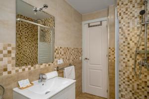 La salle de bains est pourvue d'un lavabo, d'une douche et d'un miroir. dans l'établissement Fuengirola flat near the movida Ref 170, à Fuengirola