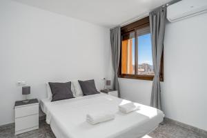 Posteľ alebo postele v izbe v ubytovaní Central flat with pool in Fuengirola by Costarentals - Ref 171