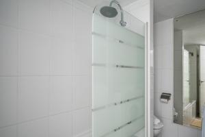Kúpeľňa v ubytovaní Central flat with pool in Fuengirola by Costarentals - Ref 171 + 8 fotografií