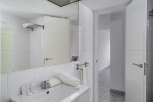 Kúpeľňa v ubytovaní Central flat with pool in Fuengirola by Costarentals - Ref 171