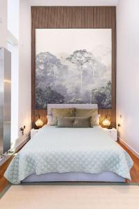 een slaapkamer met een wit bed met een grote foto bij Luxury Water Tower I Roof Bar I Cinema in Cardiff