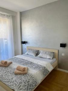 ein Schlafzimmer mit einem Bett mit zwei Handtüchern darauf in der Unterkunft Infinity in Banja Luka