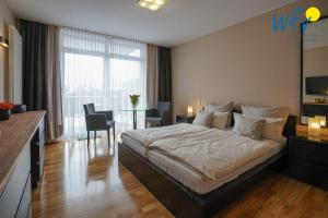 Postel nebo postele na pokoji v ubytování Barons Residenz Ferienwohnung 1