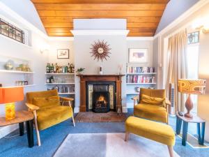 - un salon avec une cheminée et des chaises dans l'établissement Pass the Keys Cosy River House With Beautiful Views, à Kingston upon Thames