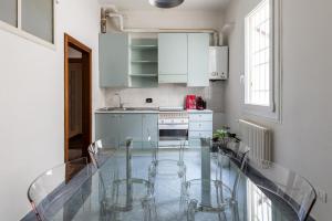 A kitchen or kitchenette at Alessandrini Apartment alla Finestrella by Wonderful Italy
