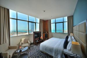 Voodi või voodid majutusasutuse Ramada Abu Dhabi Corniche toas