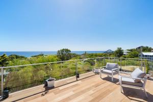 Un balcón con sillas y vistas al océano. en Oceanview Manor by "Peppy Beach Retreats" - Two Houses in One with Panoramic Views, en Capel
