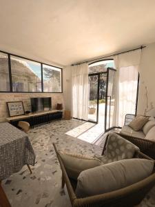 duży salon z kanapą i telewizorem w obiekcie Trullo Panna Fragola - Exclusive four bedroom Villa & Private pool w mieście Martina Franca