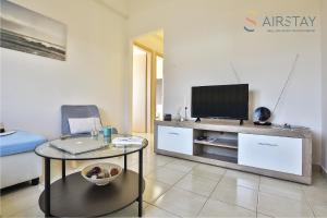 TV a/nebo společenská místnost v ubytování Nautilus Apartments Airport by Airstay
