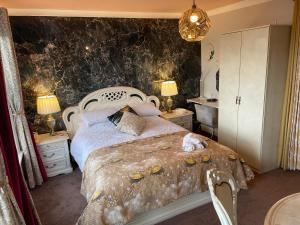Un dormitorio con una cama grande y dos mesitas de noche. en "The Italian" Seafront Apartment, en Eastbourne
