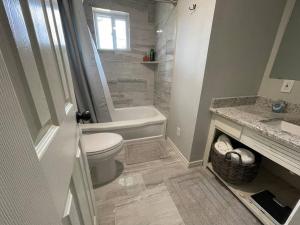 Bilik mandi di 3BR 2BA Home at Cross Timbers