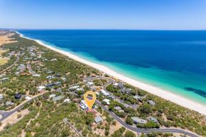 una vista aérea de una playa con un marcador amarillo en Oceanview Manor by "Peppy Beach Retreats" - Two Houses in One with Panoramic Views, en Capel