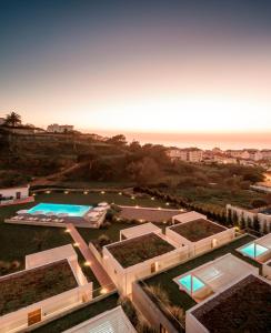 - une vue aérienne sur une maison avec une piscine dans l'établissement Ericeira Prime Villas, à Ericeira