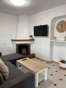 Televízia a/alebo spoločenská miestnosť v ubytovaní Donkey house