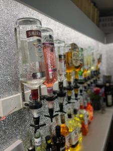 rząd kieliszków do wina na blacie z butelkami piwa w obiekcie Mayfair Hotel w Blackpool