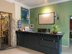 a black counter in a room with green walls at Hotel Ajoncs d'Or in Saint Malo