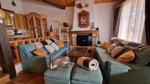 uma sala de estar com dois sofás azuis e uma lareira em IMEDA Casa 6 Estrellas em Serra Nevada
