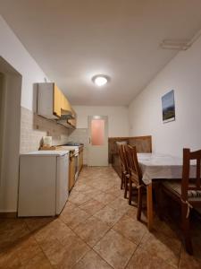 eine Küche mit einem Tisch und Stühlen sowie eine Küche mit einem Tisch und einer Theke in der Unterkunft Apartma Rutar in Tolmin