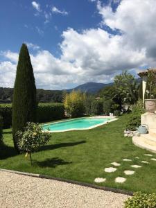 una piscina in mezzo a un cortile di La petite maison de Vence a Vence