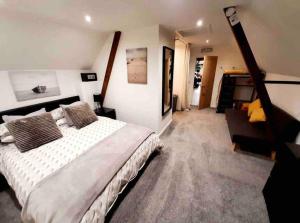 Lovely 1-Bedroom serviced apartment in Deal, Kent في Kent: غرفة نوم بسرير كبير ودرج