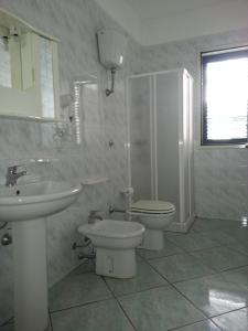 ガリポリにあるAppartamenti Gallipoli Lungomareのバスルーム(トイレ、洗面台付)
