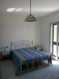 ガリポリにあるAppartamenti Gallipoli Lungomareの白い部屋のベッドルーム1室(ベッド1台付)