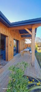 une maison en bois avec une grande terrasse en bois dans l'établissement Les Bord'Océanes Sauna & Spa Villa Marensine et Villa Oyat, à Vielle-Saint-Girons