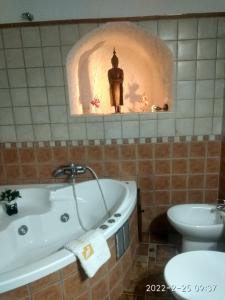 Hinojares的住宿－CASA CUEVA VANESA，带浴缸、盥洗盆和卫生间的浴室