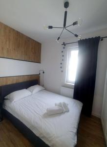 - une chambre avec un lit et 2 serviettes dans l'établissement Apartament Sky Jastrzębia Góra, à Jastrzębia Góra
